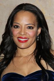 Luna Lauren Velez